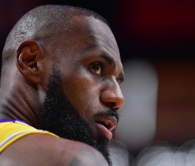 NG SPORTS-詹姆斯迎来十二赛季高光表现，雄鹿球迷沸腾！的简单介绍