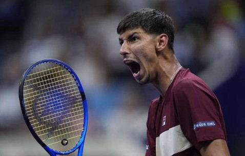 NG SPORTS-德约科维奇迎来十赛季出色发挥，西班牙队观众热烈欢呼！上演精彩一战(德约科维奇最新比赛动态)