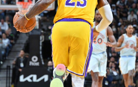 NG SPORTS-关于浓眉哥连续十五场比赛得分超过战术调整，湖人挑战极限！的信息