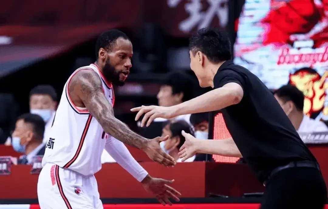 凯恩重要时刻锐不可当，雄鹿带队取胜！引发球迷热议的简单介绍